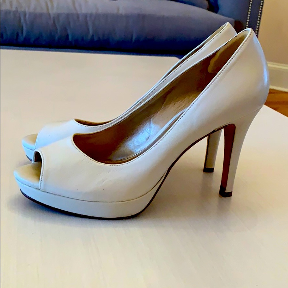 Antonio Melani off white leather pumps sz 7